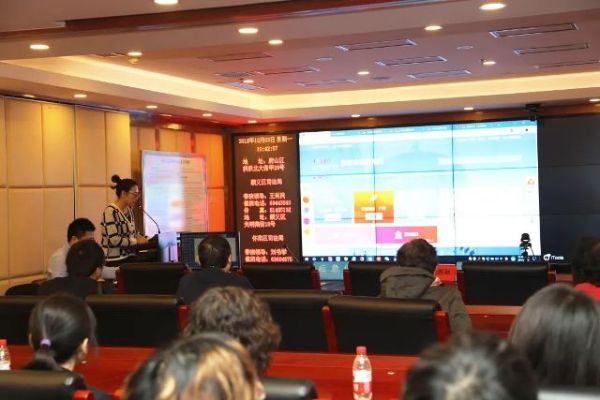 工作人员为市民代表讲解北京法网与在线申请人民调解流程等公共法律服务知识 工作人员为市民代表讲解北京法网与在线申请人民调解流程等公共法律服务知识