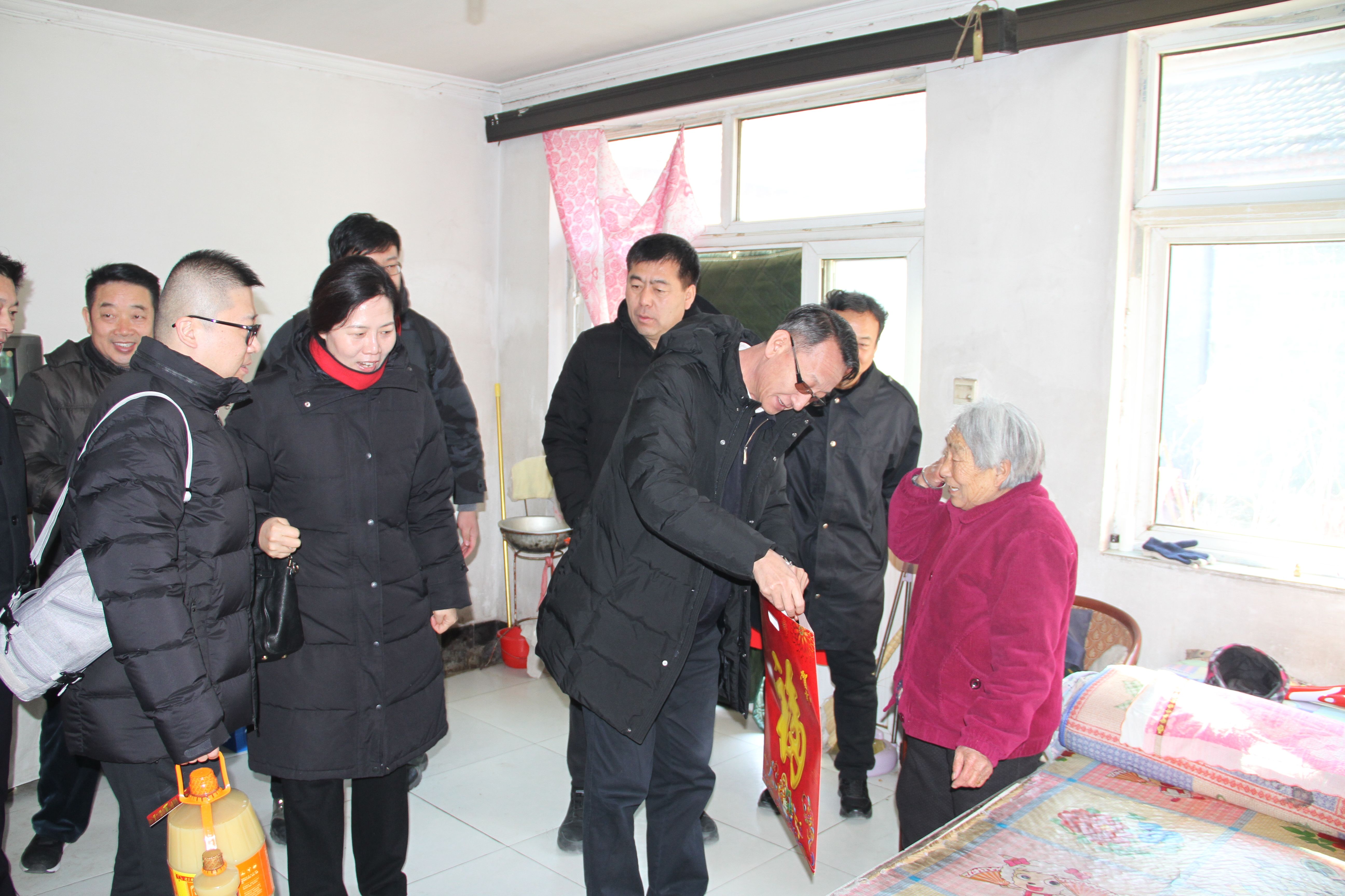 3、谢尚河主任到困难群众家中走访慰问并送上慰问品