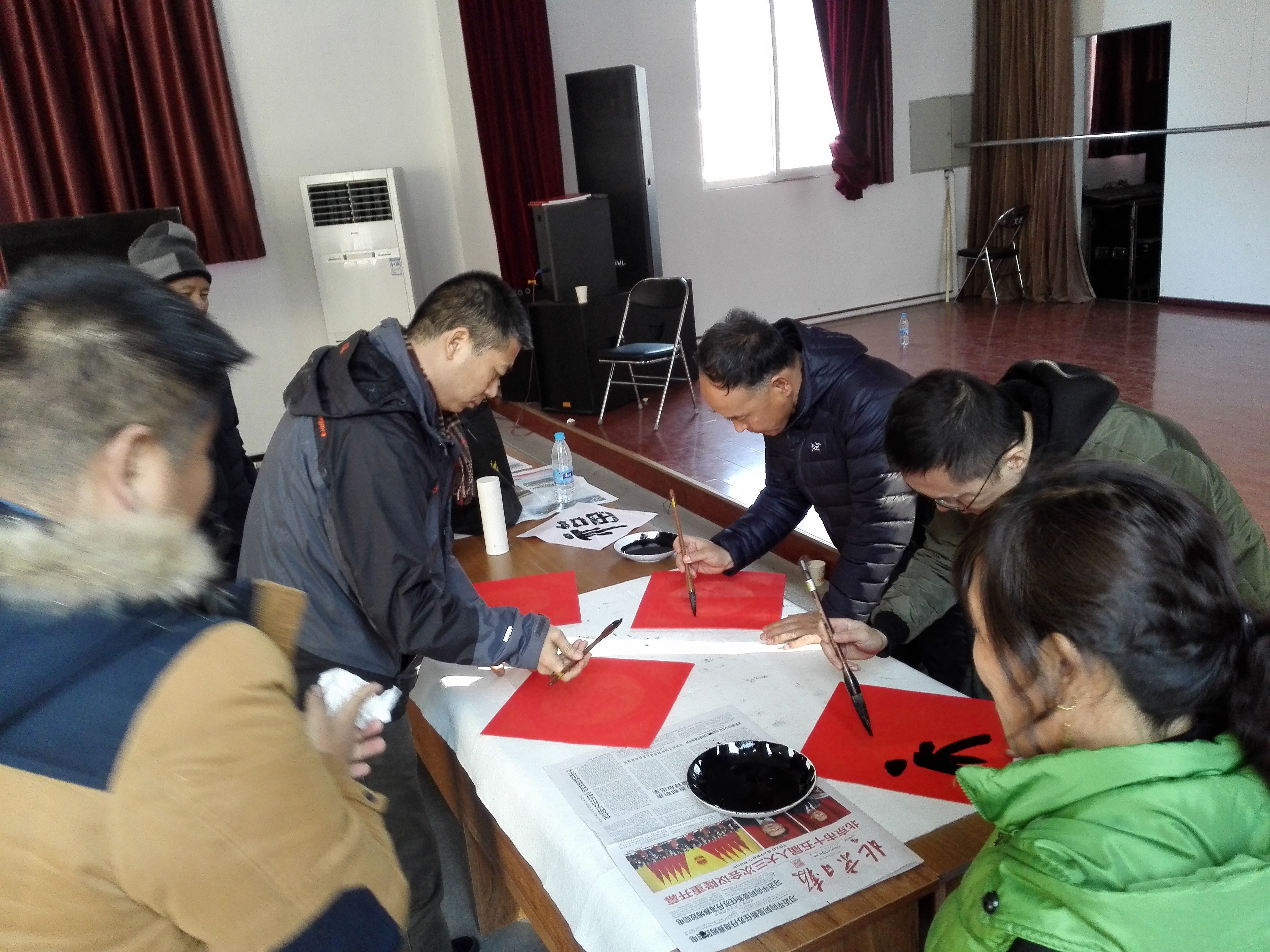 4、写福字现场 4、写福字现场