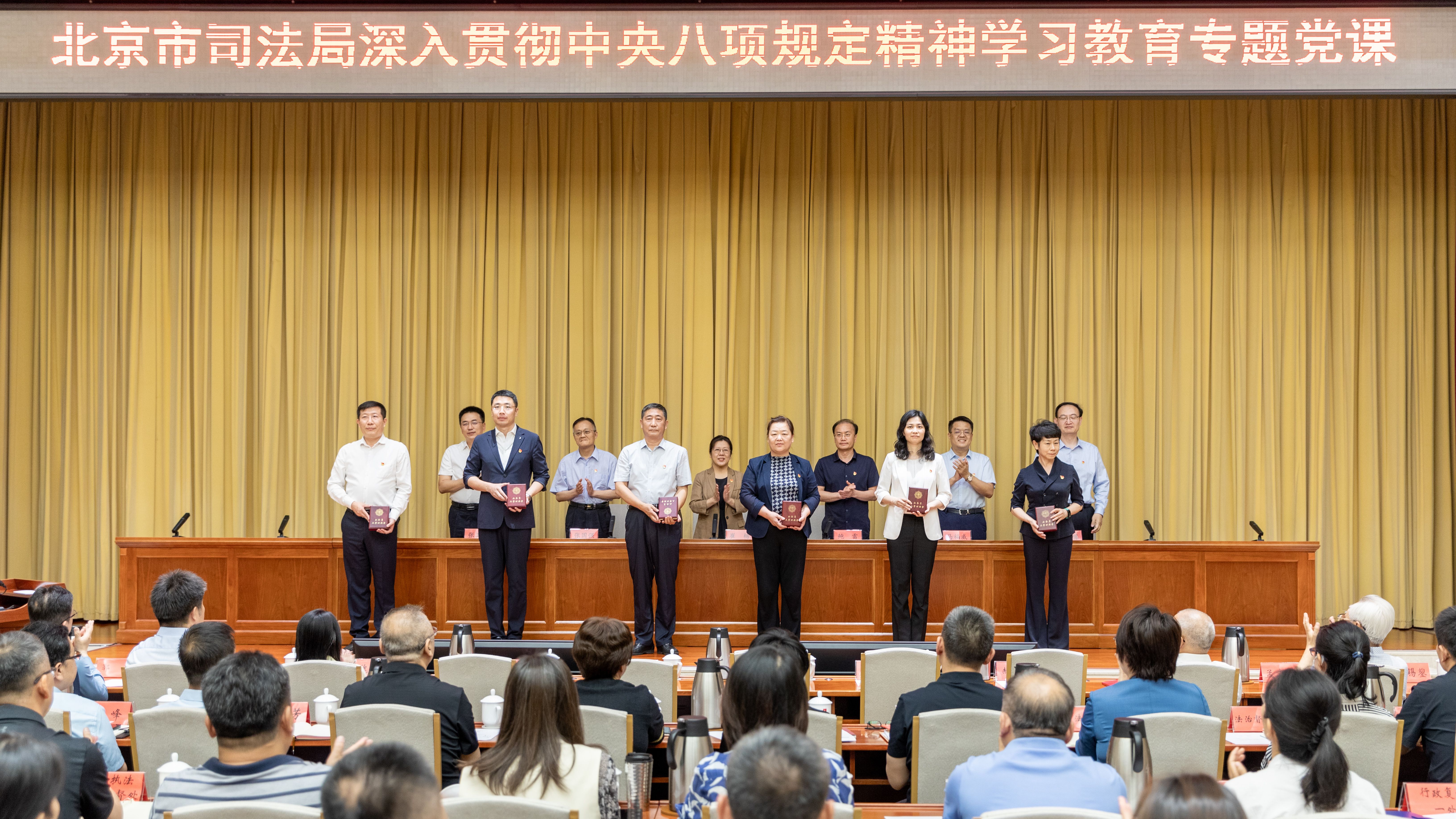 为年度考核立功授奖代表颁奖 为年度考核立功授奖代表颁奖